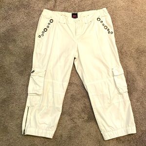 2b bebe, white crop pants.